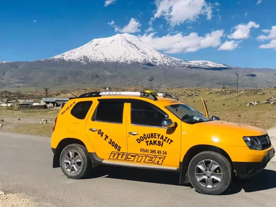 Doğubeyazıt Taksi aracı Ağrı Dağı manzarasında