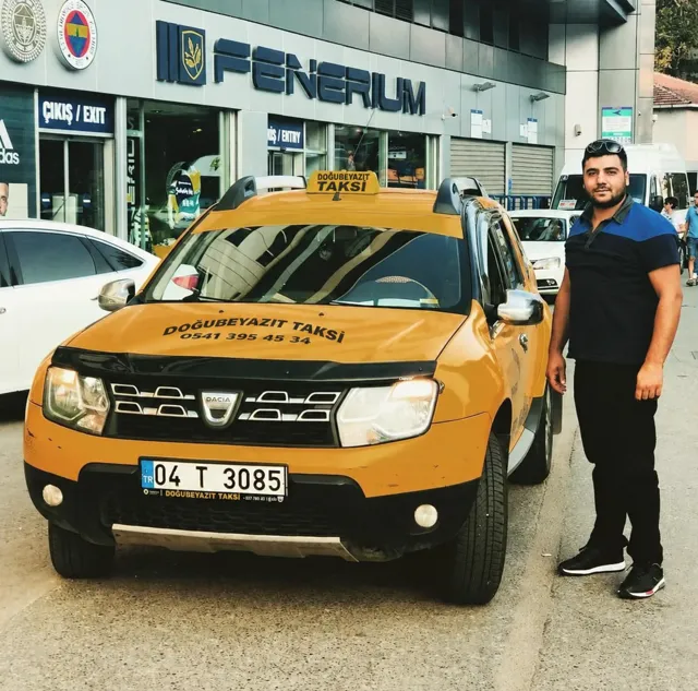 Doğubeyazıt Taksi şoförü ve sarı Dacia Duster